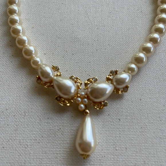 Jewelry - Elegant Pearl and Gold Necklace